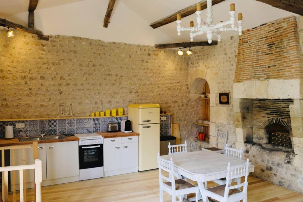 As Seen On A New Life In The Sun - Beautiful 3 Bedroom Cottage With Shared Pool Montboyer Eksteriør bilde