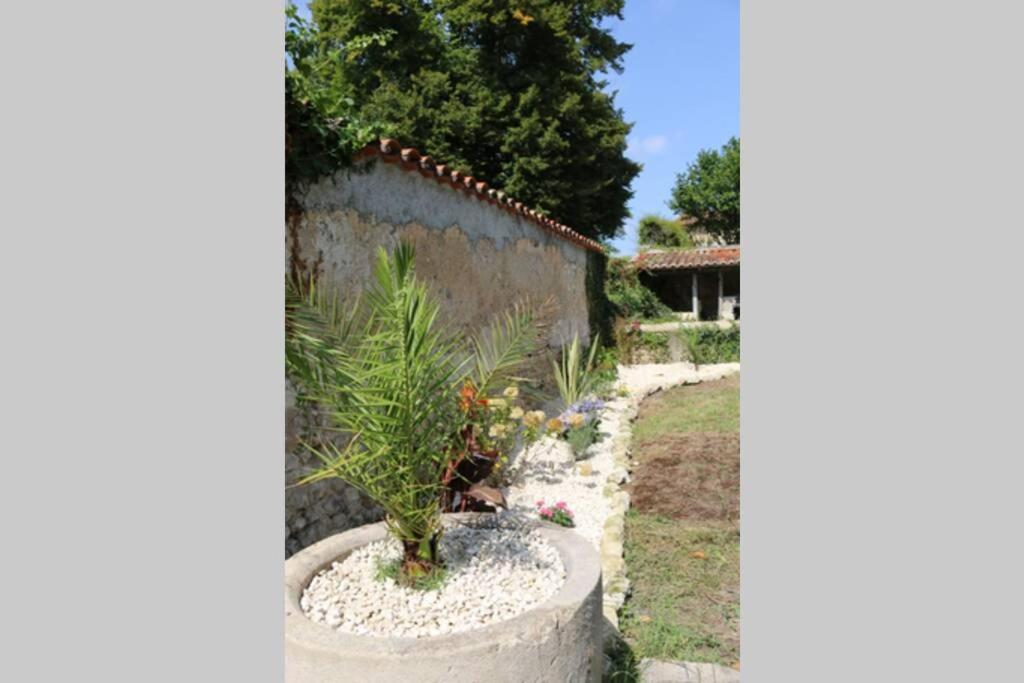 As Seen On A New Life In The Sun - Beautiful 3 Bedroom Cottage With Shared Pool Montboyer Eksteriør bilde