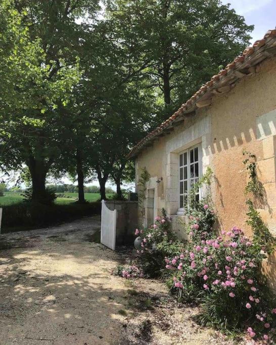 As Seen On A New Life In The Sun - Beautiful 3 Bedroom Cottage With Shared Pool Montboyer Eksteriør bilde