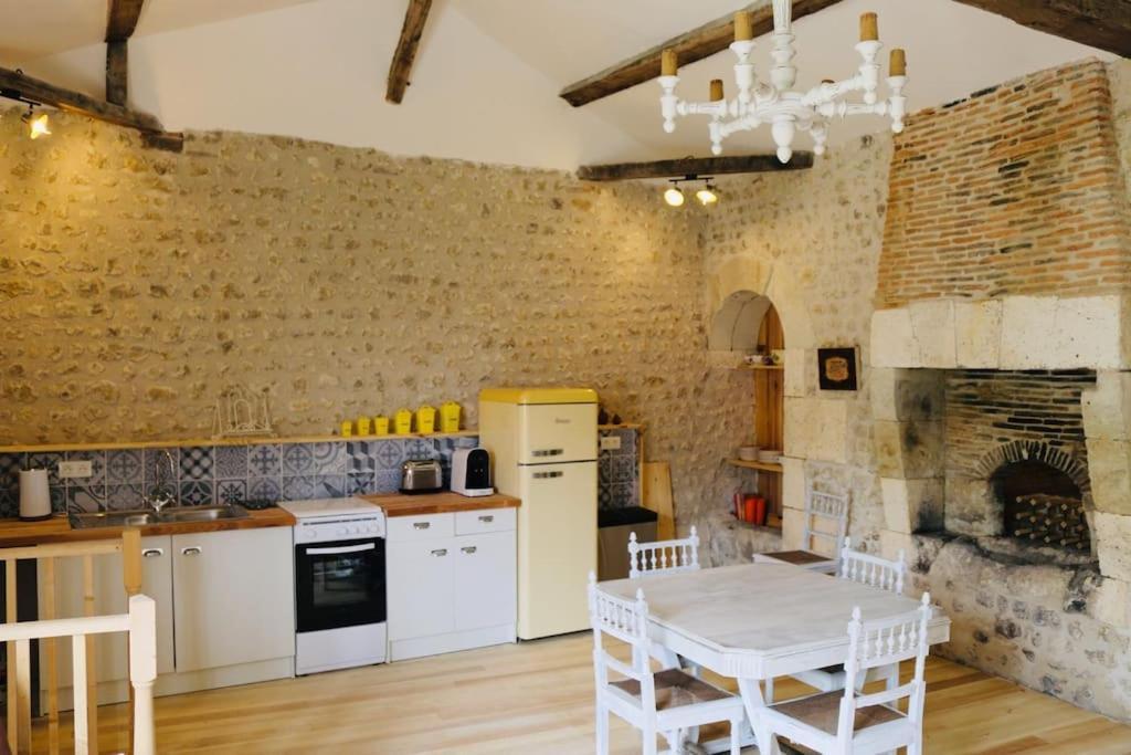 As Seen On A New Life In The Sun - Beautiful 3 Bedroom Cottage With Shared Pool Montboyer Eksteriør bilde