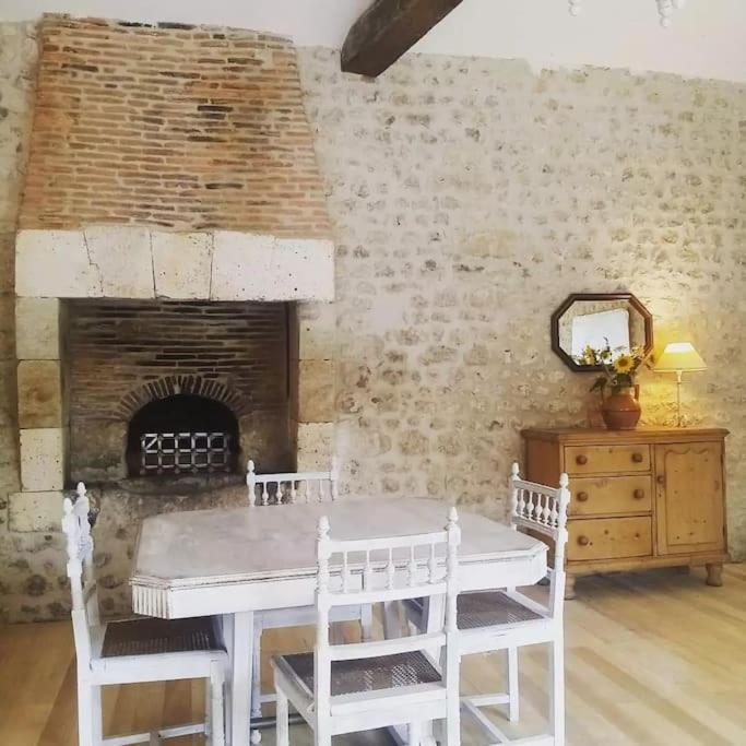 As Seen On A New Life In The Sun - Beautiful 3 Bedroom Cottage With Shared Pool Montboyer Eksteriør bilde